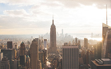 欢呼声与呐喊声交织，双方角逐激烈——这一夜，热情点燃全场